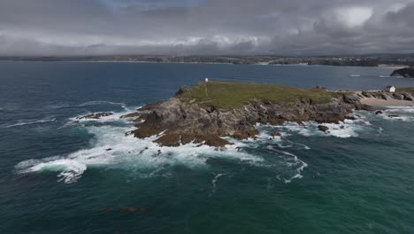 Aerial-arcing-shot-around-the-Towan-Headlands-at-Newquay-with-large-swells