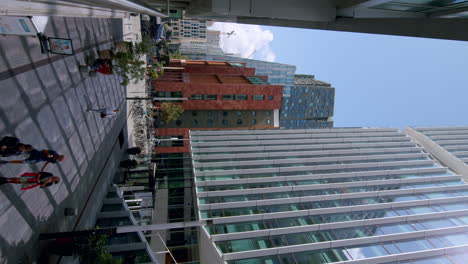 Vertikale-Ansicht-Moderner-Hochhausarchitekturen-Im-Geschäftsviertel-Zuidas-In-Amsterdam,-Niederlande