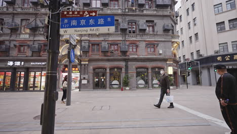 Tranquila-Y-Vacía-Calle-Peatonal-Nanjing-East-Road-Días-Antes-Del-Cierre-De-Covid-19-En-Shanghai,-China