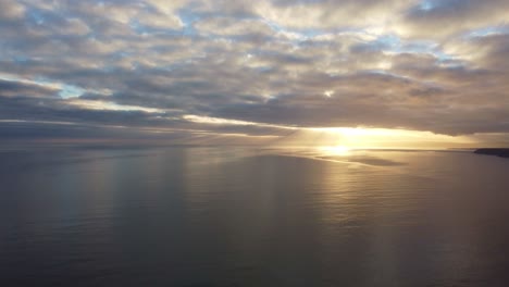 Panoramablick-Auf-Das-Meer-Zur-Goldenen-Stunde,-Ruhige-See-Bei-Sonnenuntergang-An-Der-Kupferküste,-Waterford,-Irland
