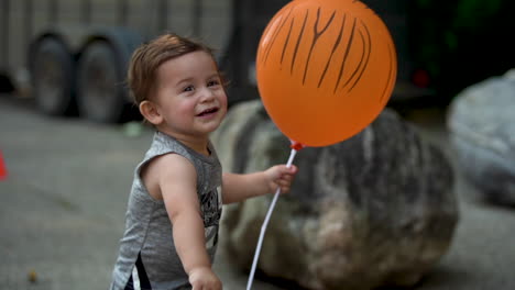 Mexikanisch-amerikanischer-Birazialer-Kleinkindjunge-Mit-Orangefarbenem-Ballon