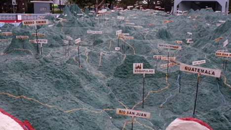 Schwenken-Sie-über-Eine-Riesige-Topografische-3D-Karte-Von-Guatemala-Im-Stadtpark-Von-Guatemala
