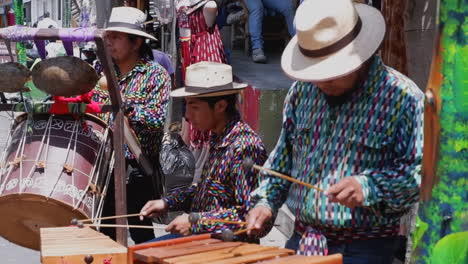 Straßenmusikanten-Aus-Guatemala-Unterhalten-Die-Menschen-Auf-Der-Belebten-Straße-Von-Antigua