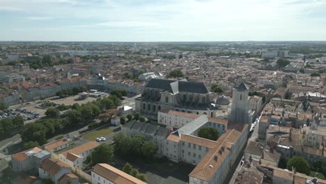 Paisaje-Urbano-De-La-Rochelle-E-Iglesia-Con-Cielo-Para-Copiar-Espacio,-Francia