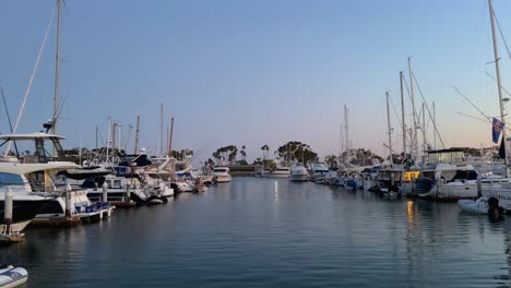 Dana-Point-Harbour-Ist-Ein-Malerisches-Küstenziel-Im-Süden-Kaliforniens,-USA