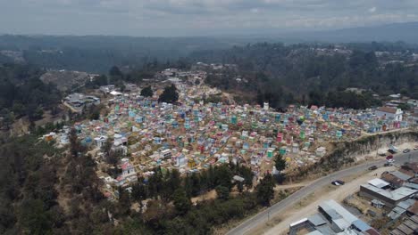 Luftumlaufbahnen-Helle,-Farbenfrohe-Kryptagebäude-Auf-Dem-Friedhof-Von-Guatemala