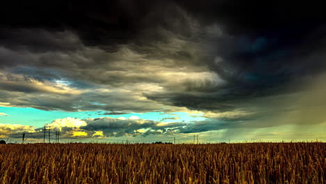 Zeitraffer-Dramatischer-Dunkler-Wolken,-Die-über-Weizenanbauflächen-In-Lettland,-Europa,-Fegen