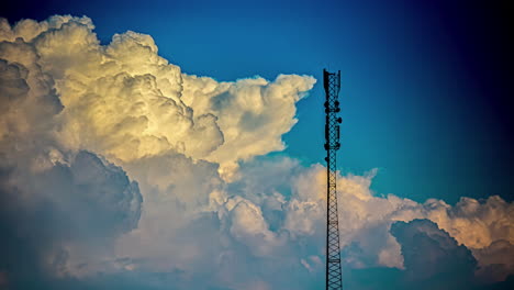 Wolkenlandschaft-Bei-Sonnenuntergang-An-Einem-Mikrowellen-Relais-Mobilfunkmast---Zeitraffer