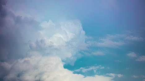 Nur-Himmel-Wolkenlandschaft-Zeitraffer-Einer-Cumulonimbus-Wolke,-Die-Sich-Bildet-Und-Auflöst