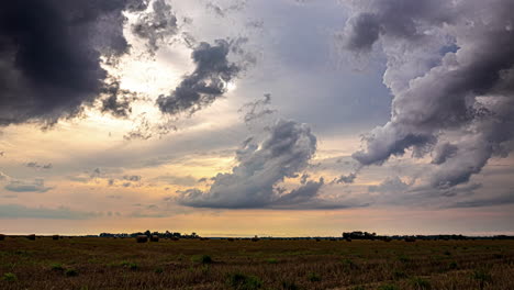 Zeitraffer-Der-Wolkenlandschaft-Bei-Sonnenuntergang-Auf-Dem-Land