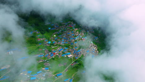 Nepalesisches-Dorf-In-Pokhara,-Grüner-Hügel,-Wolkendrohnenaufnahme