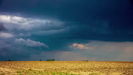 Regensturm-über-Ackerlandfeldern---Dramatische-Wolkenlandschaft-Im-Zeitraffer