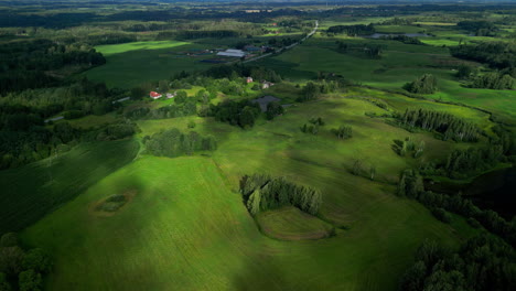 Wolkenschatten-Fegen-Anmutig-über-Die-üppige-Grüne-Landschaft-In-Lettland