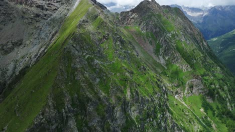 Flug-über-Den-Berggipfel-Im-Valmalenco-Tal-Während-Der-Sommersaison