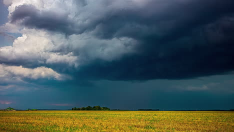 Regensturm,-Während-Ein-Bauer-Ein-Feld-Mit-Getreide-Erntet-–-Dramatische-Wolkenlandschaft-Im-Zeitraffer