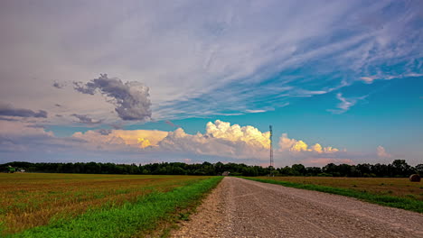 Zeitraffer-Einer-Wolkenlandschaft-Bei-Sonnenuntergang,-Während-Traktoren-Getreide-Ernten-–-Weitwinkel-Zeitraffer