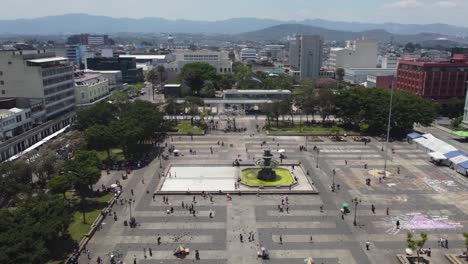 Paso-Elevado-De-La-Catedral-Del-Metro-Para-Revelar-La-Plaza-De-La-Constitución-En-La-Ciudad-De-Guatemala