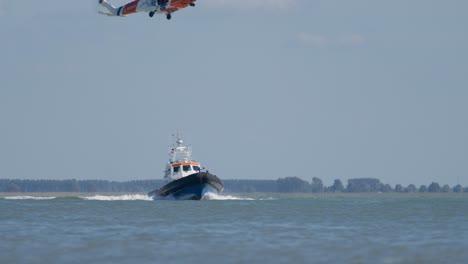 KnRM-Niederländische-Küstenwache-Rettungsrettungsboot-Und-SAR-Hubschrauber-Auf-See