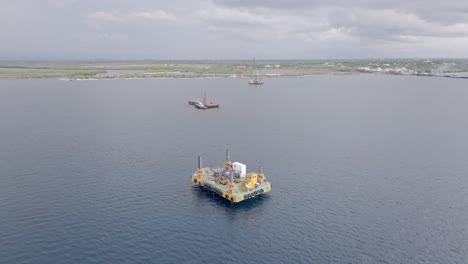 Plataformas-Marítimas-De-Combustible-Para-Buques-Que-Repostan-Combustible-En-La-Zona-De-La-Central-Eléctrica-De-Manzanillo,-República-Dominicana