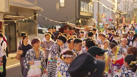 Puesta-De-Sol-Sobre-Los-Participantes-Del-Festival-Tenjin-Matsuri