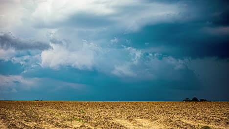 Dramatische-Wolkenlandschaft-Im-Zeitraffer-Eines-Regensturms-über-Ackerfeldern
