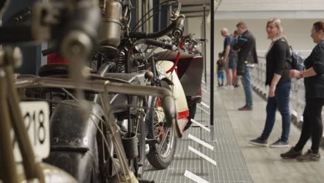 Menschen-Bei-Einer-Ausstellung-Historischer-Motorräder-Im-Nationalen-Technischen-Museum-In-Prag,-Die-Die-Entwicklung-Dieser-Ikonischen-Fahrzeuge-In-Der-Tschechischen-Republik-Zeigt
