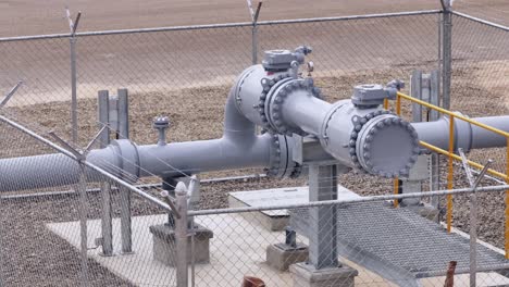 Umzäunter-Gasleitungsknotenpunkt-Aus-Metall