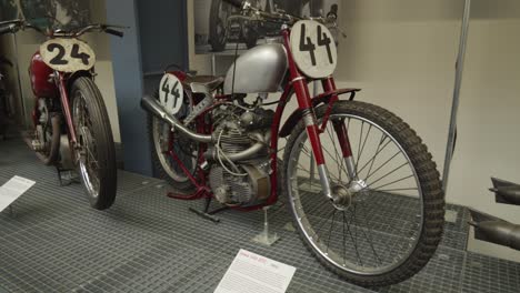 Motocicleta-Antigua-Con-El-Número-44-En-El-Museo-Técnico-Nacional-De-Praga,-República-Checa