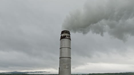 Luftumlaufbahn-Um-Den-Fabrikschornstein,-Der-Gefährliche-Gase-In-Die-Atmosphäre-Ausstößt