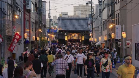 Crowds-of-Tourists-at-Tenjin-Matsuri-Event-in-Osaka