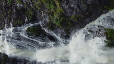 Luftaufnahme-Nähert-Sich-Dem-Riesigen-Colnett-Wasserfall-In-Der-Nähe-Von-Hienghene,-Neukaledonien