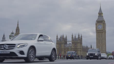 Zeitraffer-Des-Autoverkehrs-Auf-Der-Westminster-Bridge-Und-Dem-Big-Ben-Clock-Tower-Im-Hintergrund,-London-Im-Vereinigten-Königreich