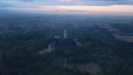 Luftaufnahme-Des-Borobudur-Tempels-Am-Nebligen-Morgen,-Wenn-Es-Vor-Sonnenaufgang-Noch-Dunkel-Ist-Und-Ein-Orangefarbener-Himmel-Herrscht