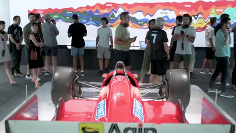 Besucher-Machen-Fotos-Auf-Der-Ferrari-F1-F187-Und-88C-Ausstellung-Im-Ifema-Madrid-In-Spanien