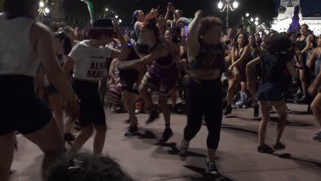 Euphorische-Lateinamerikanische-Feministinnen-Tanzen-Und-Springen-Gemeinsam,-Um-Sich-Während-Der-Nächtlichen-Abtreibungskundgebung-Zu-Manifestieren