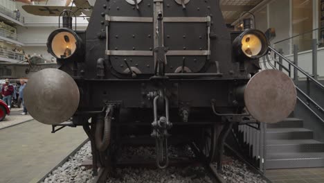 Antigua-Locomotora-Histórica-En-Exhibición-En-El-Museo-Técnico-Nacional-De-Praga,-República-Checa