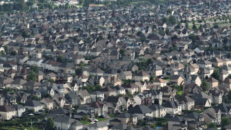 Wohnen-Und-Eigenheime-–-Luftaufnahme-Eines-Vororts-Von-Montreal