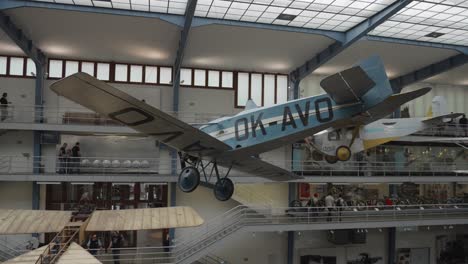 Una-Exposición-De-Aviones-Históricos-En-El-Museo-Técnico-Nacional-De-Praga,-República-Checa,-Que-Muestra-Una-Amplia-Gama-De-Aviones-De-Diferentes-épocas.