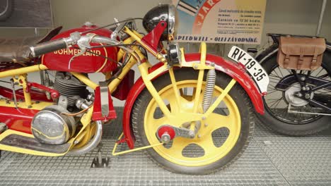 Motocicleta-Roja-Y-Amarilla-En-El-Museo-Técnico-Nacional-De-Praga,-República-Checa