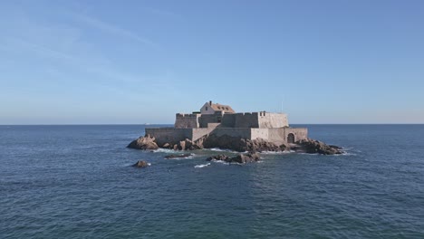Fort-of-Saint-Malo-on-island-overlooking-ocean-in-Brittany,-France