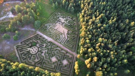 Hirschförmiger-Labyrinthgrüner-Garten,-Luftaufnahme