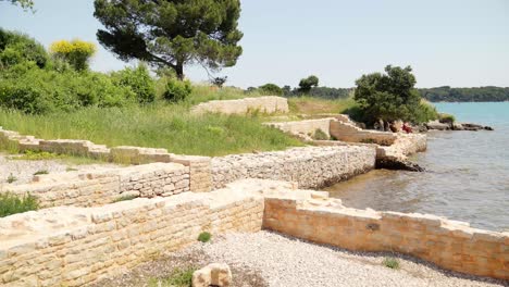 Die-Fundamente-Einer-Römischen-Villa-Neben-Ruhigem-Meerwasser