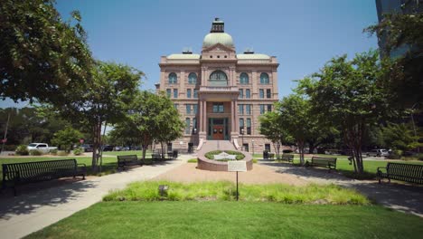 Weitwinkelaufnahme-Des-Tarrant-County-Courthouse-In-Fort-Worth,-Texas