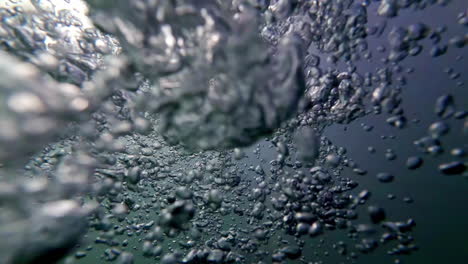 Luftblasen-Unter-Wasser,-POV-Atmung-Mit-Sauerstoff,-Blasen-Im-Meerwasser