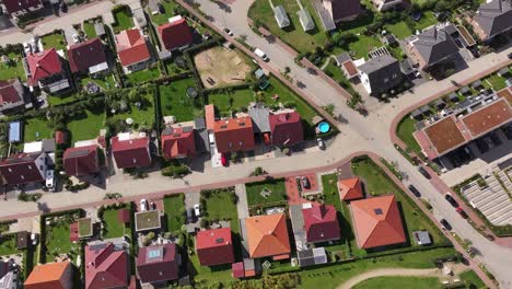 Suburban-residential-area-with-single-family-houses-with-gardens-in-a-small-town,-top-down-view
