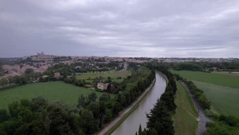 Luftruhe,-Der-Majestätische-Fluss-Aude,-Der-Durch-Narbonne-Fließt