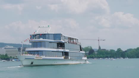 Touristenboot-Panta-Rhei,-Das-Auf-Dem-Zürichsee-In-Der-Schweiz-Kreuzt