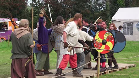 Recreación-Vikinga-De-Una-Batalla-Brutal-Muy-Reñida-En-Woods-Town-Waterford,-Irlanda