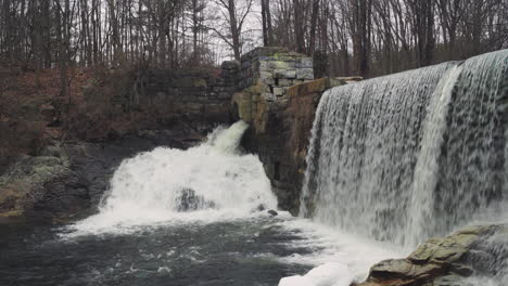 Wasser-Strömt-über-Einen-Staudamm-Aus-Dem-19.-Jahrhundert-In-Massachusetts
