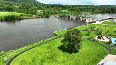 Turning-over-the-Mohawk-River-in-New-York